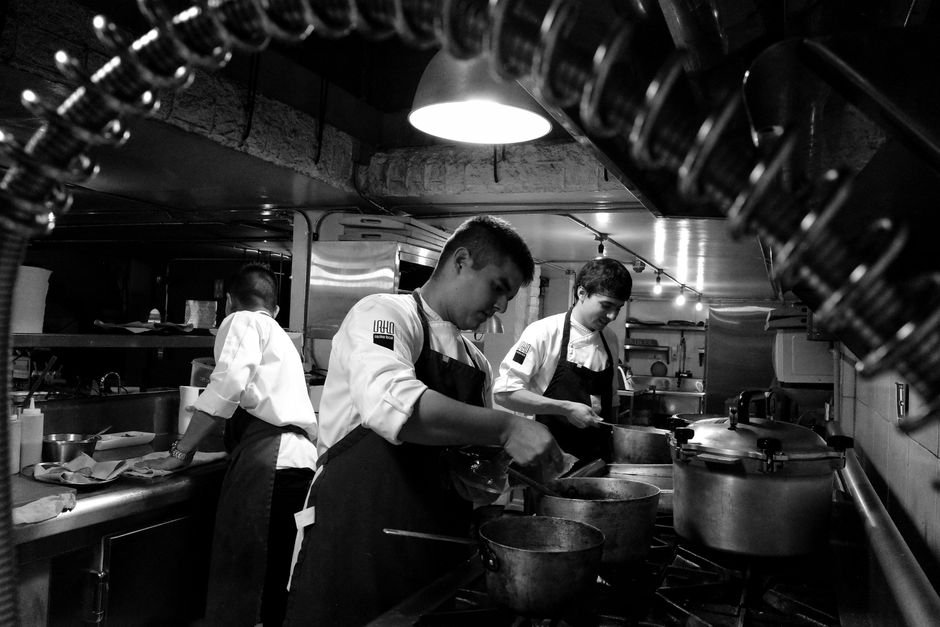 Chef trabajando en cocina profesional en Castilla y León