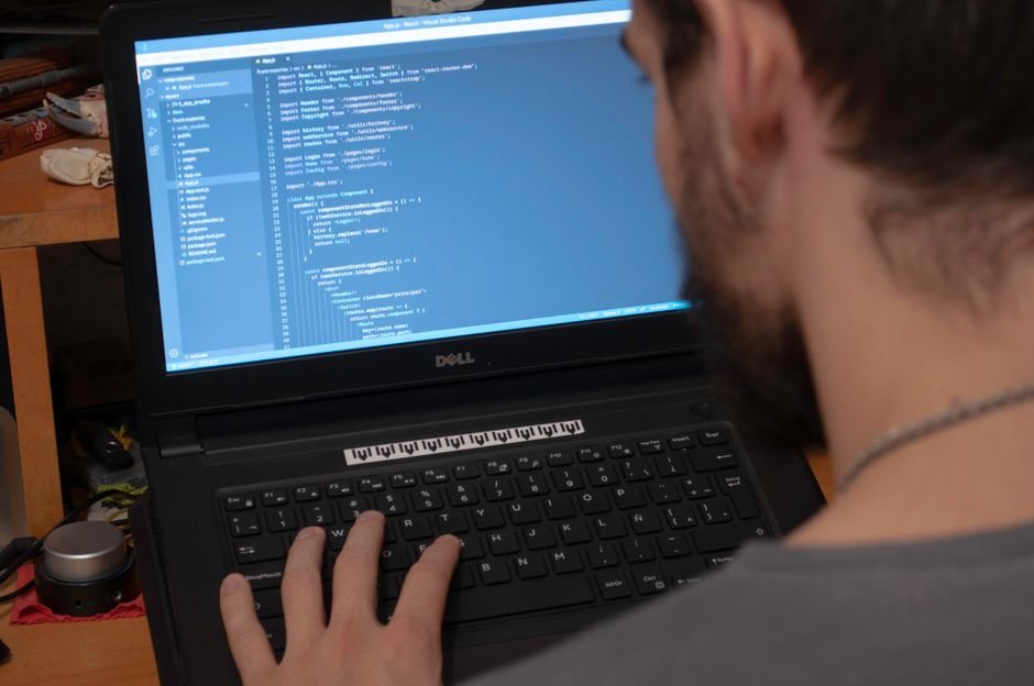 Programador trabajando con código en pantalla