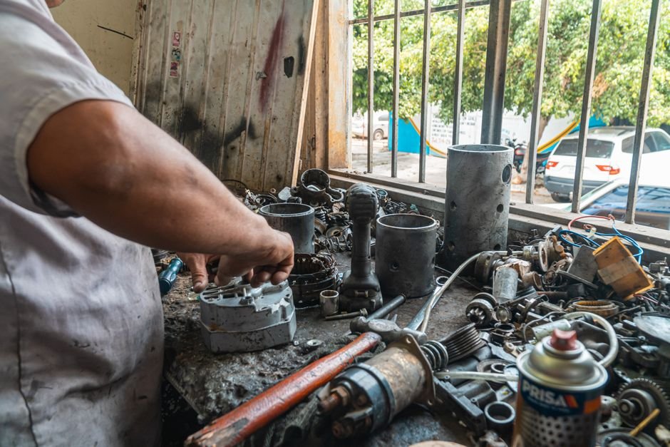 Soldador con equipo de protección en taller industrial